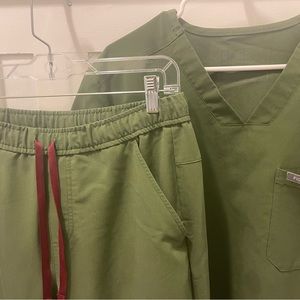 Men’s figs scrub set in size medium, color dark olive